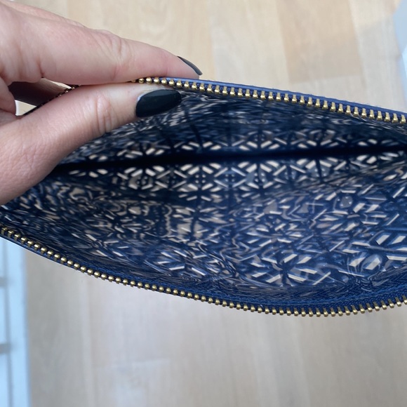 Tory Burch Dark Navy Blue Patent Leather Laser Cut Perforated XL Wristlet - Picture 3 of 3